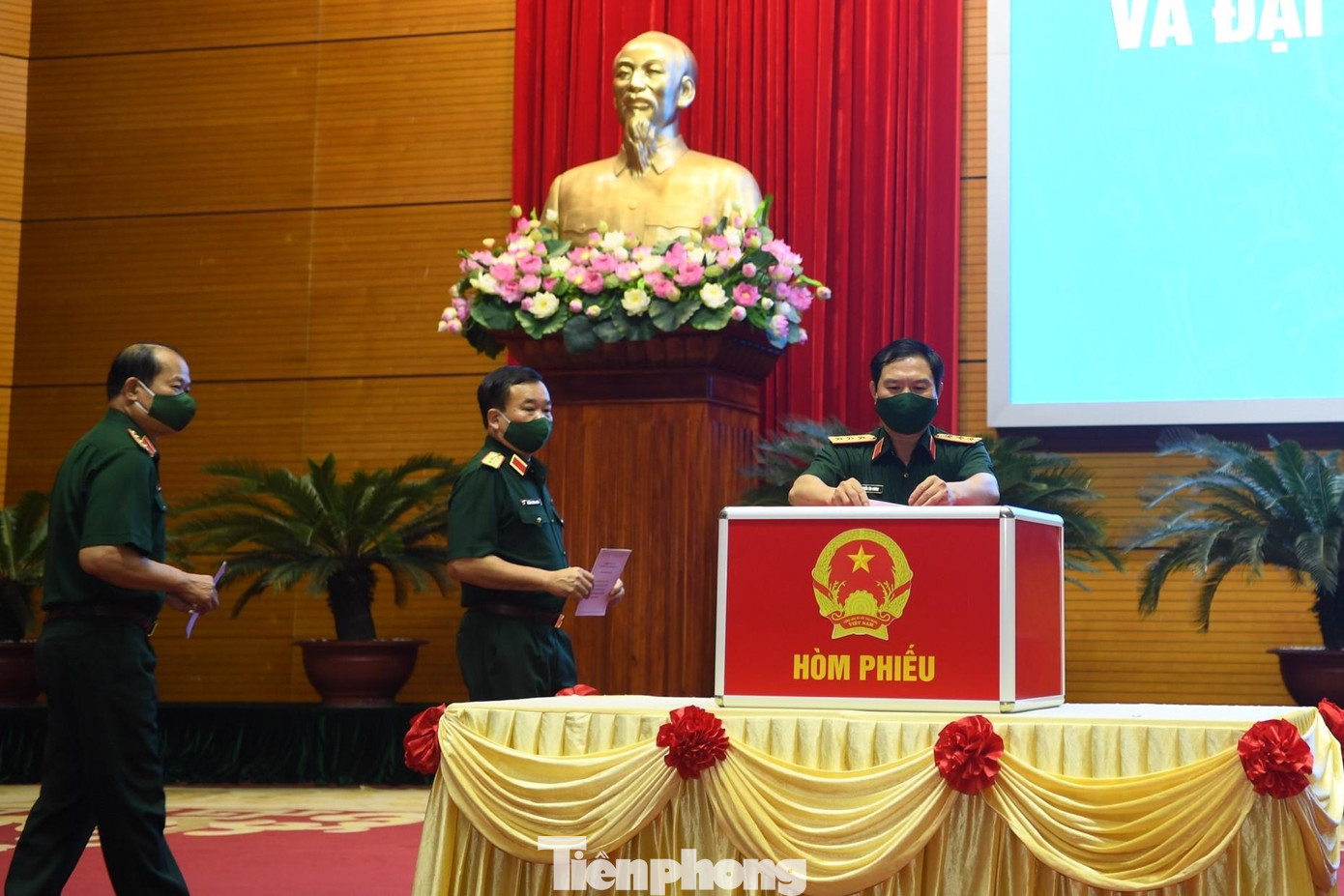 Các tướng lĩnh cấp cao là lãnh đạo Bộ Quốc phòng bỏ phiếu bầu Các tướng lĩnh cấp cao là lãnh đạo Bộ Quốc phòng bỏ phiếu bầu
