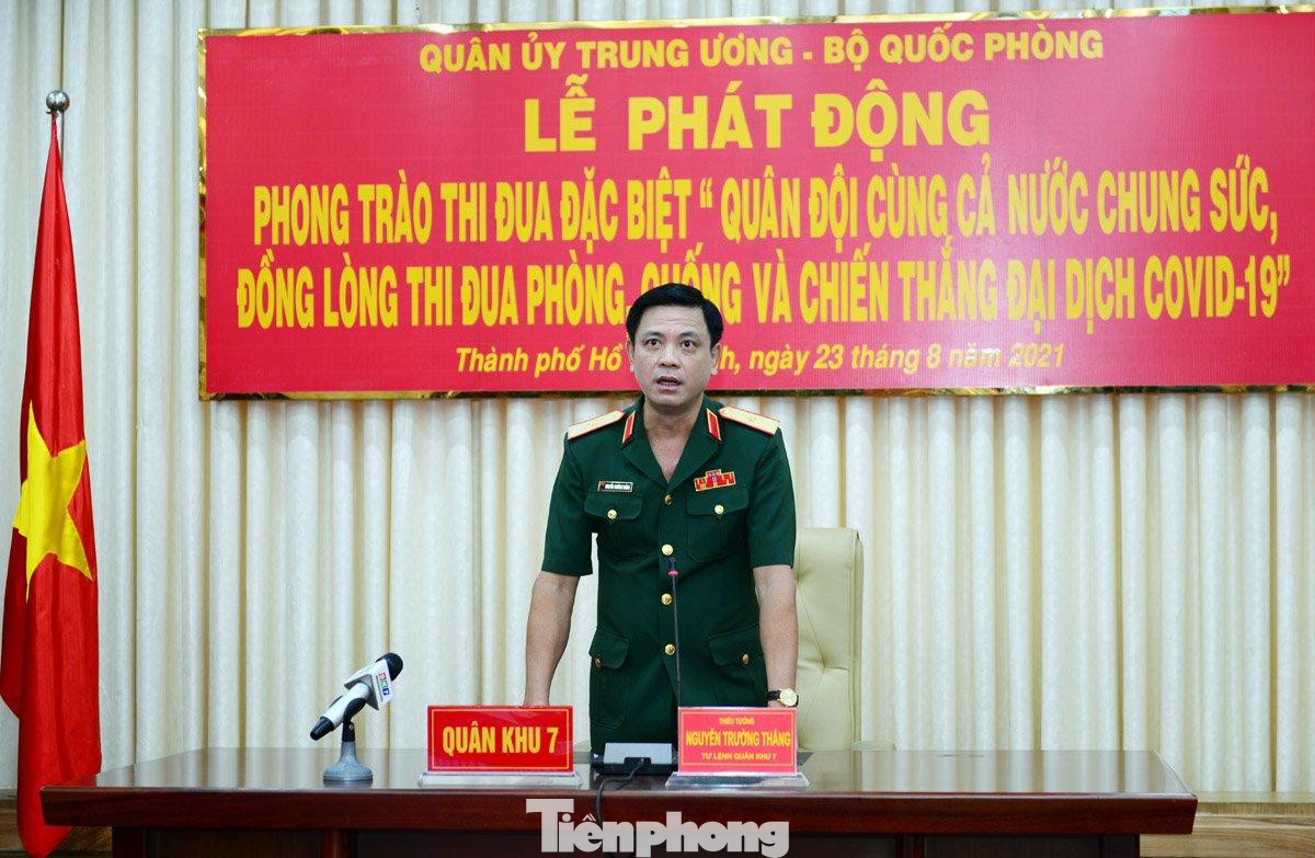 Tại điểm cầu Quân khu 7, Thiếu tướng Nguyễn Trường Thắng, Tư lệnh Quân khu đại diện cho toàn quân phát biểu hưởng ứng Phong trào thi đua đặc biệt "Quân đội cùng cả nước chung sức, đồng lòng thi đua phòng, chống và chiến thắng đại dịch COVID-19" Tại điểm cầu Quân khu 7, Thiếu tướng Nguyễn Trường Thắng, Tư lệnh Quân khu đại diện cho toàn quân phát biểu hưởng ứng Phong trào thi đua đặc biệt "Quân đội cùng cả nước chung sức, đồng lòng thi đua phòng, chống và chiến thắng đại dịch COVID-19"