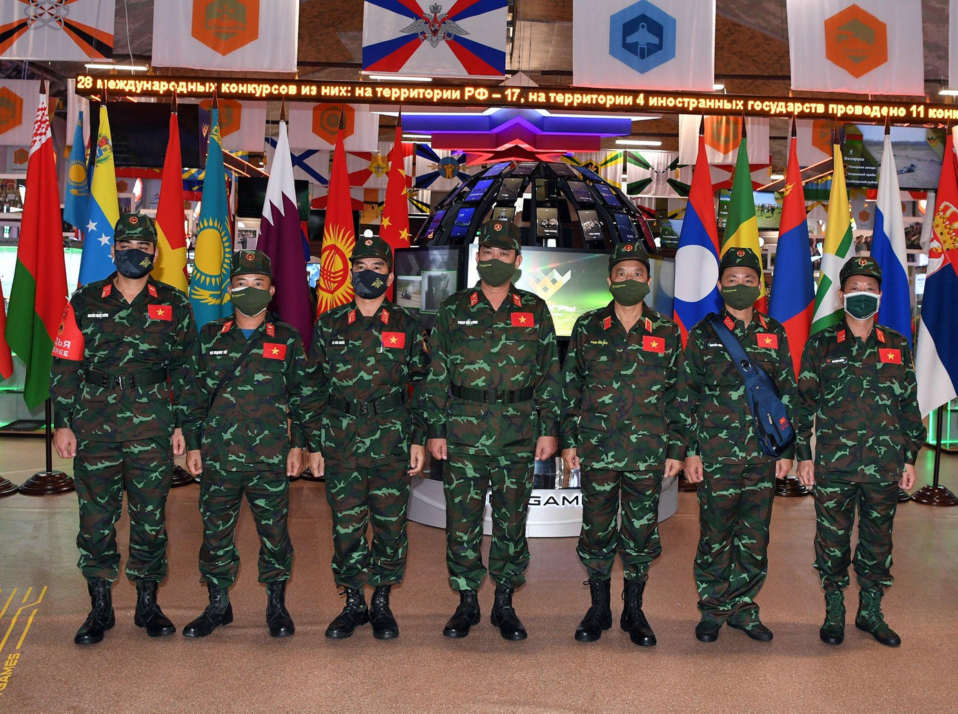 Lãnh đạo Đoàn Quân đội nhân dân Việt Nam và các thành viên đội tuyển xe tăng tại lễ bốc thăm cuộc thi Tank biathlon 2021 Lãnh đạo Đoàn Quân đội nhân dân Việt Nam và các thành viên đội tuyển xe tăng tại lễ bốc thăm cuộc thi Tank biathlon 2021