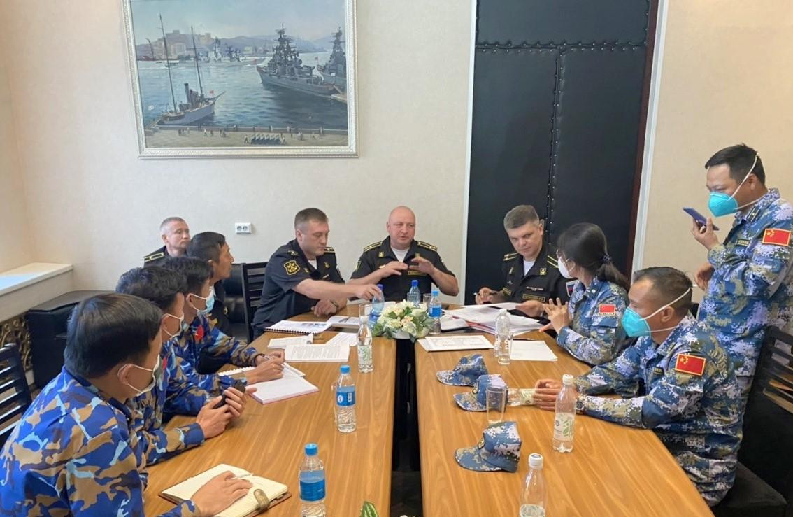Cuộc họp của Tổ trọng tài vào ngày 25/8 đã xác định Hải quân Việt Nam đứng đầu trong nội dung bắn pháo AK 176. Ảnh: Hải Âu