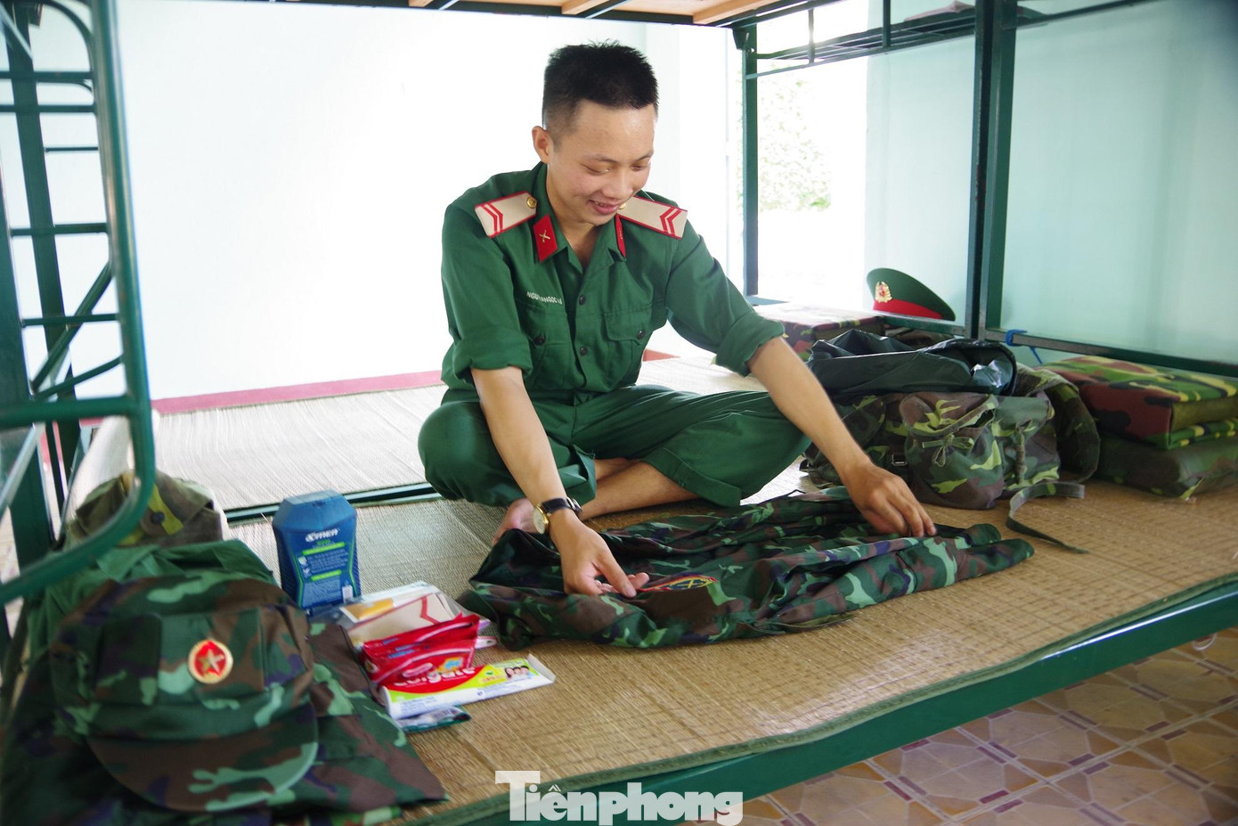 Chiến sĩ Tiểu đoàn Cối 100 sắp xếp quân trang cá nhân trước khi lên đường Chiến sĩ Tiểu đoàn Cối 100 sắp xếp quân trang cá nhân trước khi lên đường