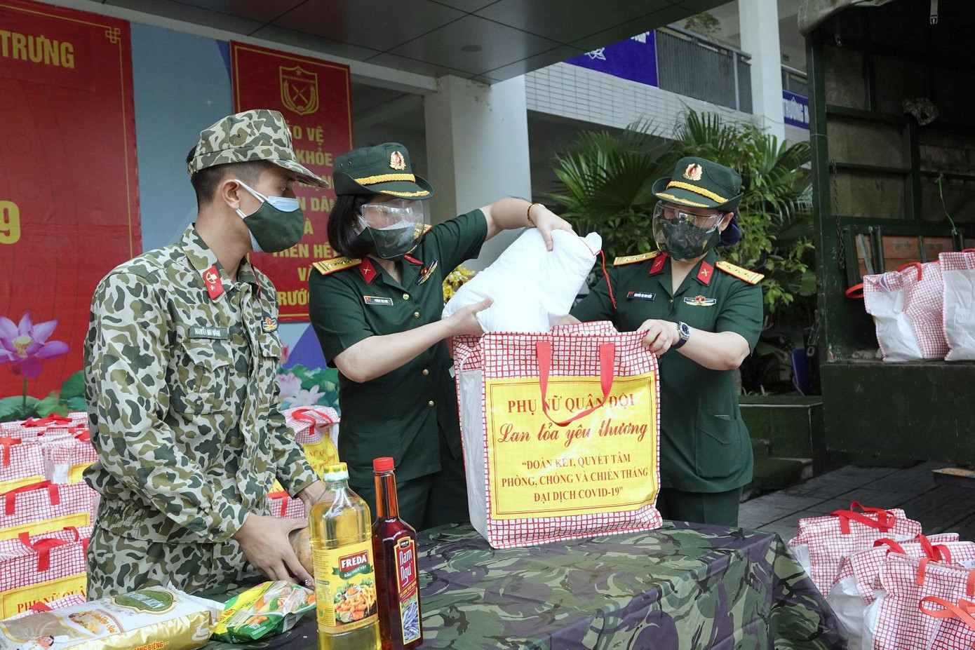 Lãnh đạo Ban Phụ nữ Quân đội chuẩn bị các phần quà ý nghĩa gửi tặng người dân Thủ đô trong sáng 9/9 Lãnh đạo Ban Phụ nữ Quân đội chuẩn bị các phần quà ý nghĩa gửi tặng người dân Thủ đô trong sáng 9/9