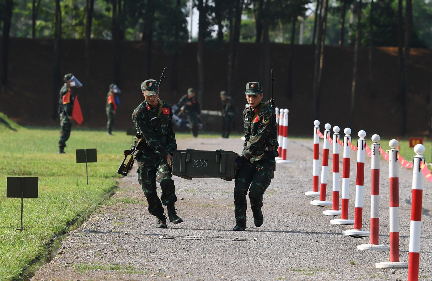 Cơ động hòm đạn nặng 80kg tới vị trí quy định