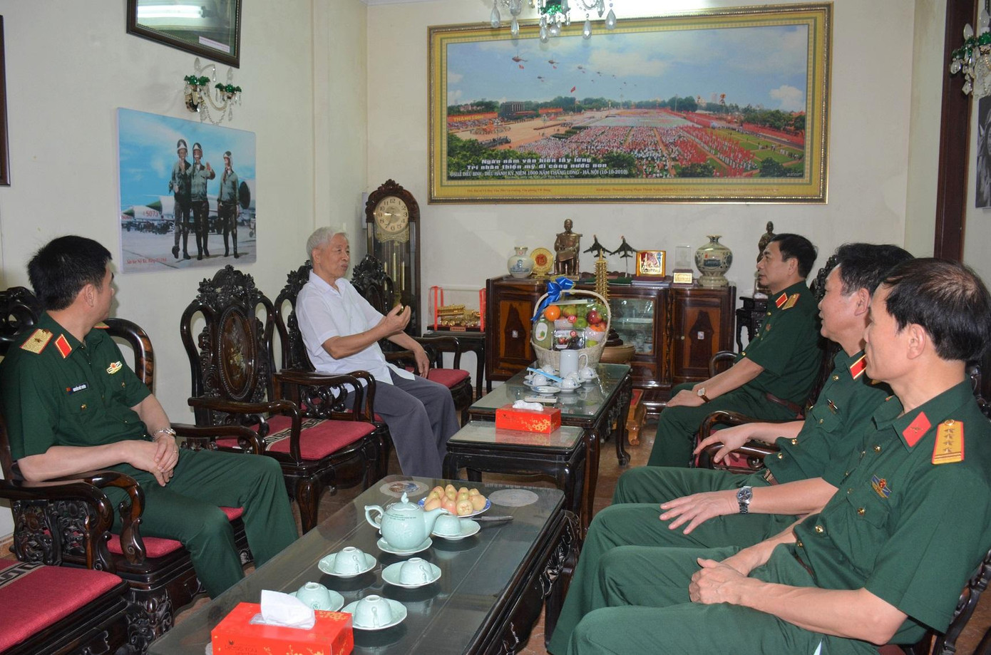 Tới thăm hỏi, chúc sức khỏe Anh hùng LLLVND, Thượng tướng Phạm Thanh Ngân, nguyên Ủy viên Bộ Chính trị, nguyên Chủ nhiệm Tổng cục Chính trị, Đại tướng Phan Văn Giang đã thông tin khái quát những kết quả nổi bật trong hoạt động quân sự - quốc phòng của toàn quân thời gian qua, nhất là nhiệm vụ quân đội tham gia phòng, chống dịch COVID-19. Tới thăm hỏi, chúc sức khỏe Anh hùng LLLVND, Thượng tướng Phạm Thanh Ngân, nguyên Ủy viên Bộ Chính trị, nguyên Chủ nhiệm Tổng cục Chính trị, Đại tướng Phan Văn Giang đã thông tin khái quát những kết quả nổi bật trong hoạt động quân sự - quốc phòng của toàn quân thời gian qua, nhất là nhiệm vụ quân đội tham gia phòng, chống dịch COVID-19.