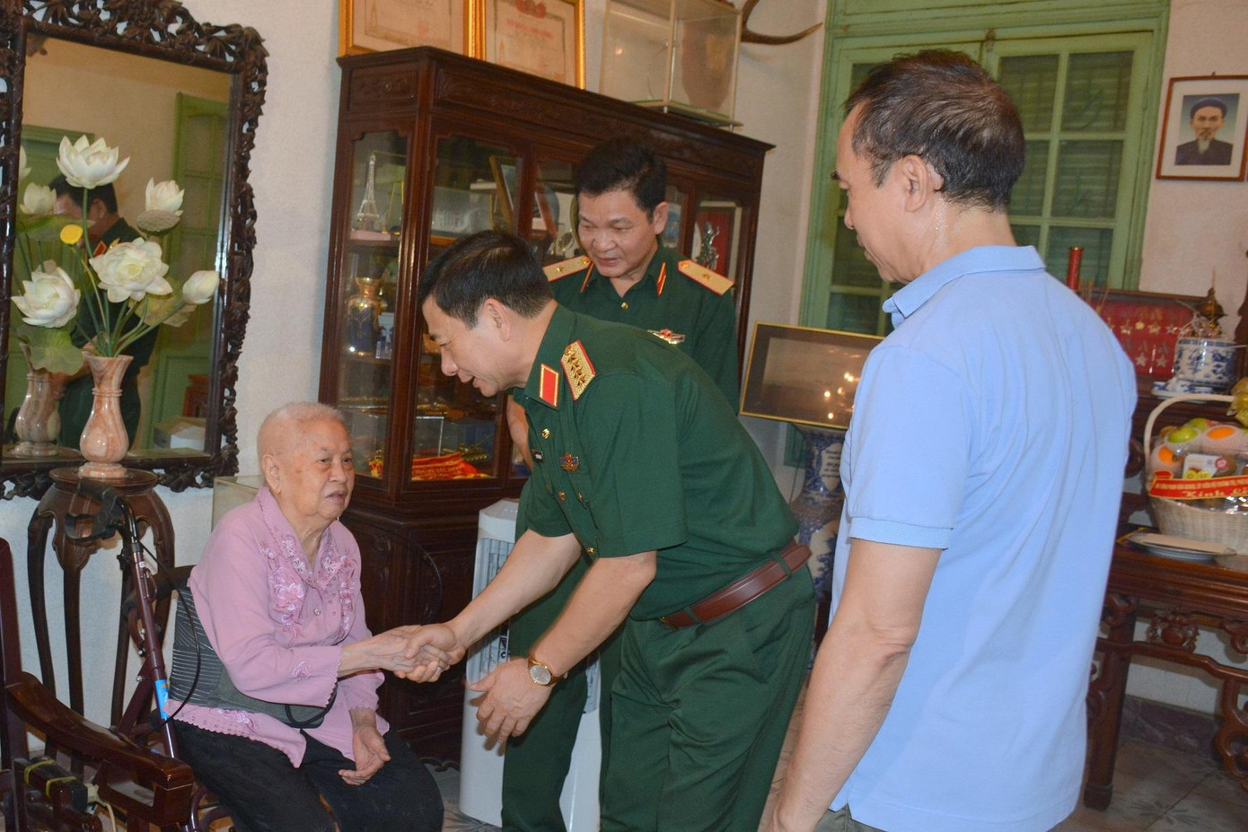 Đại tướng Phan Văn Giang thăm hỏi thân nhân Đại tướng Đoàn Khuê Đại tướng Phan Văn Giang thăm hỏi thân nhân Đại tướng Đoàn Khuê