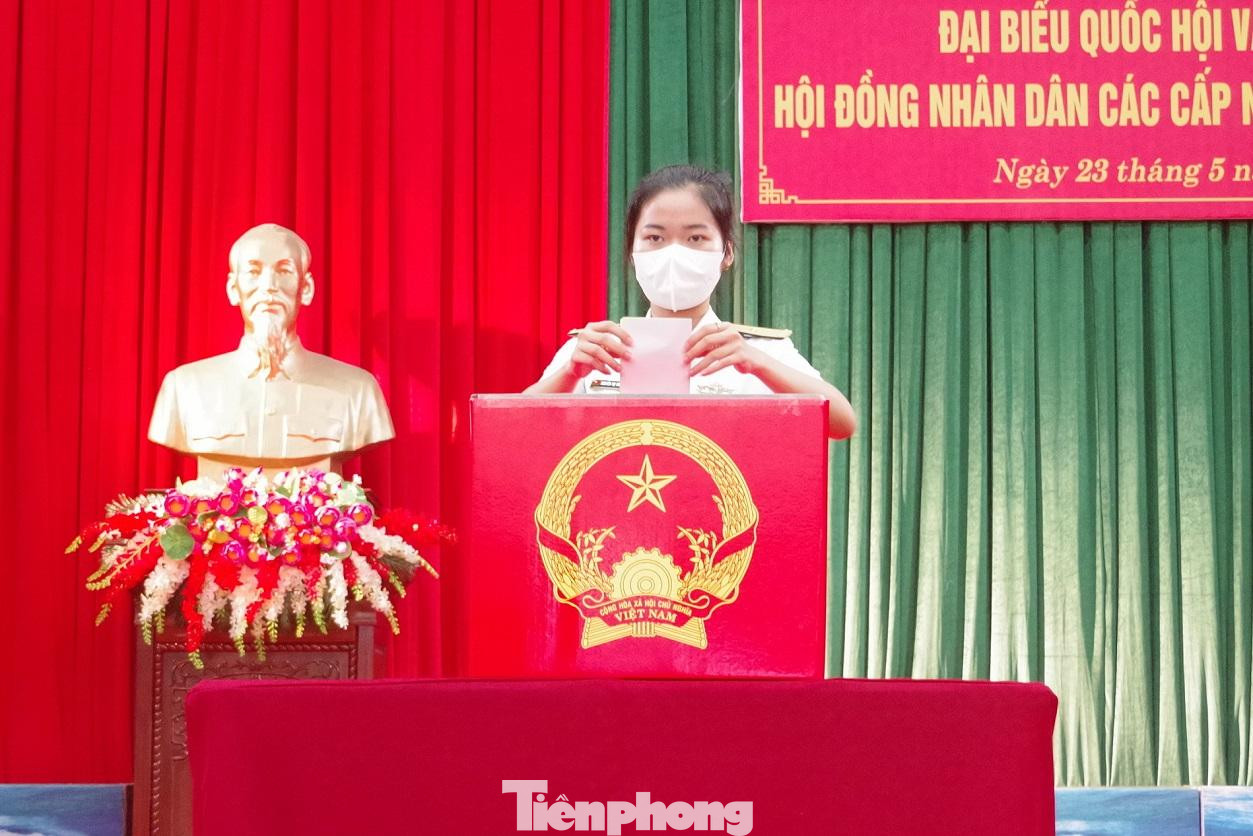 Nữ quân nhân Vùng 5 Hải quân bỏ lá phiếu trao gửi niềm tin