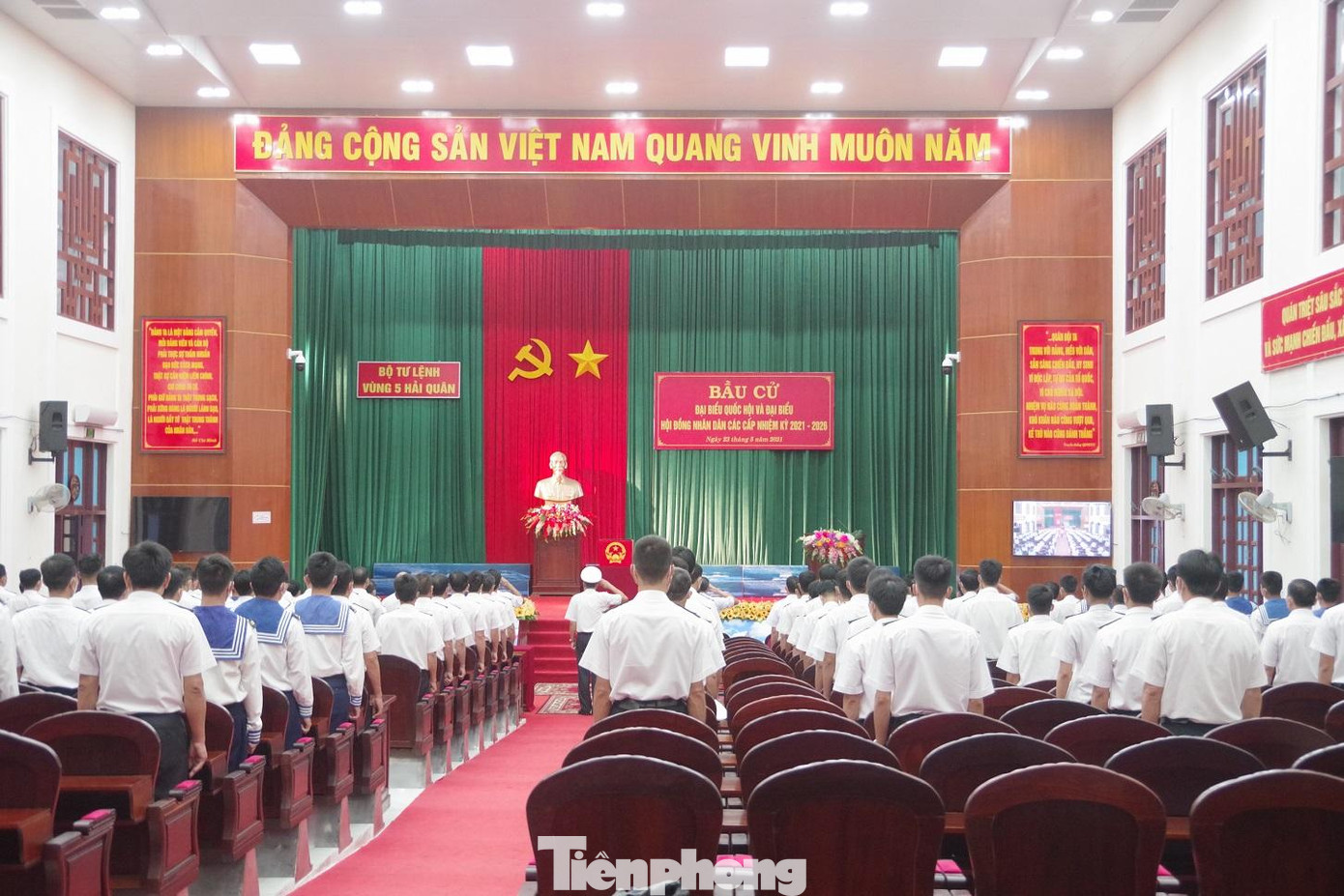 Lễ chào cờ trước khi khai mạc ngày hội bầu cử tại Vùng 5 Hải quân