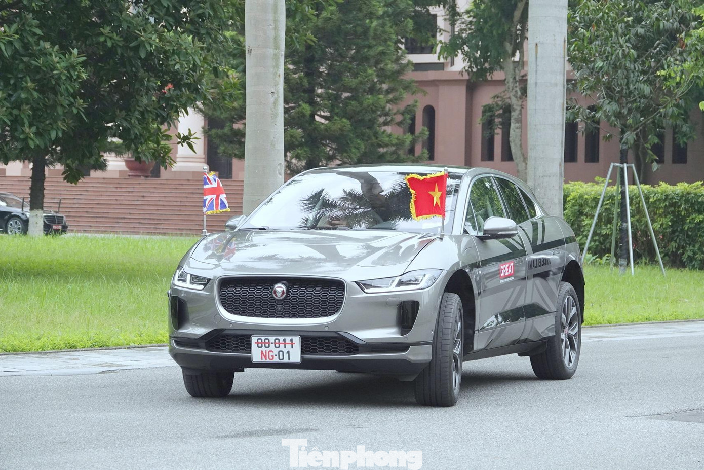 Chiếc xe chạy hoàn toàn bằng điện Jaguar I-PACE đầu tiên tại Việt Nam mang biển số ngoại giao đưa Bộ trưởng Robert Ben Lobban Wallace tới Bộ Quốc phòng Việt Nam hội đàm với Đại tướng Phan Văn Giang. Ảnh: Nguyễn Minh