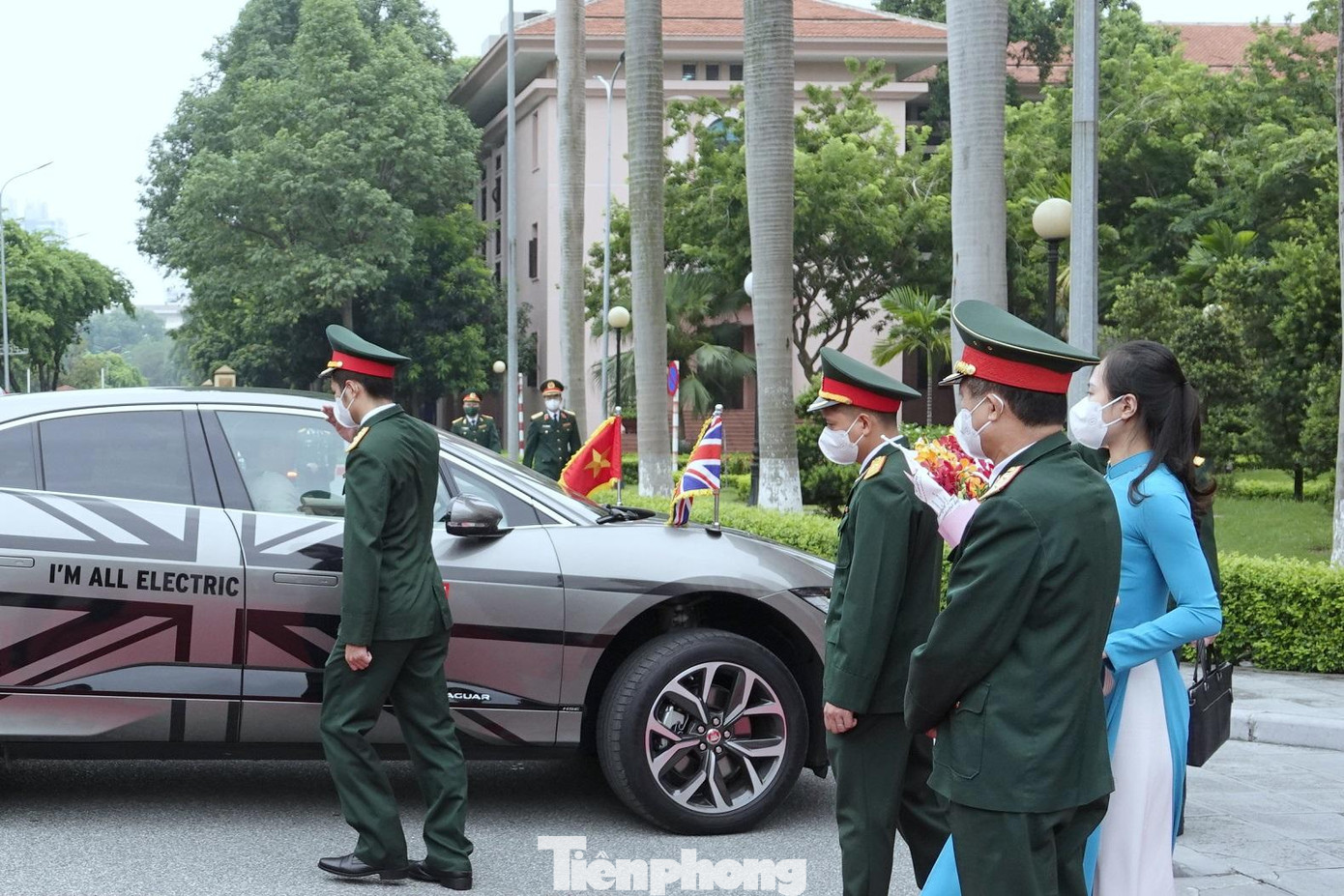 Sĩ quan an ninh Quân đội nhân dân Việt Nam tiếp cận, mở cửa xe cho Bộ trưởng Quốc phòng Liên hiệp Vương quốc Anh và Bắc Ai-len. Ảnh: Nguyễn Minh