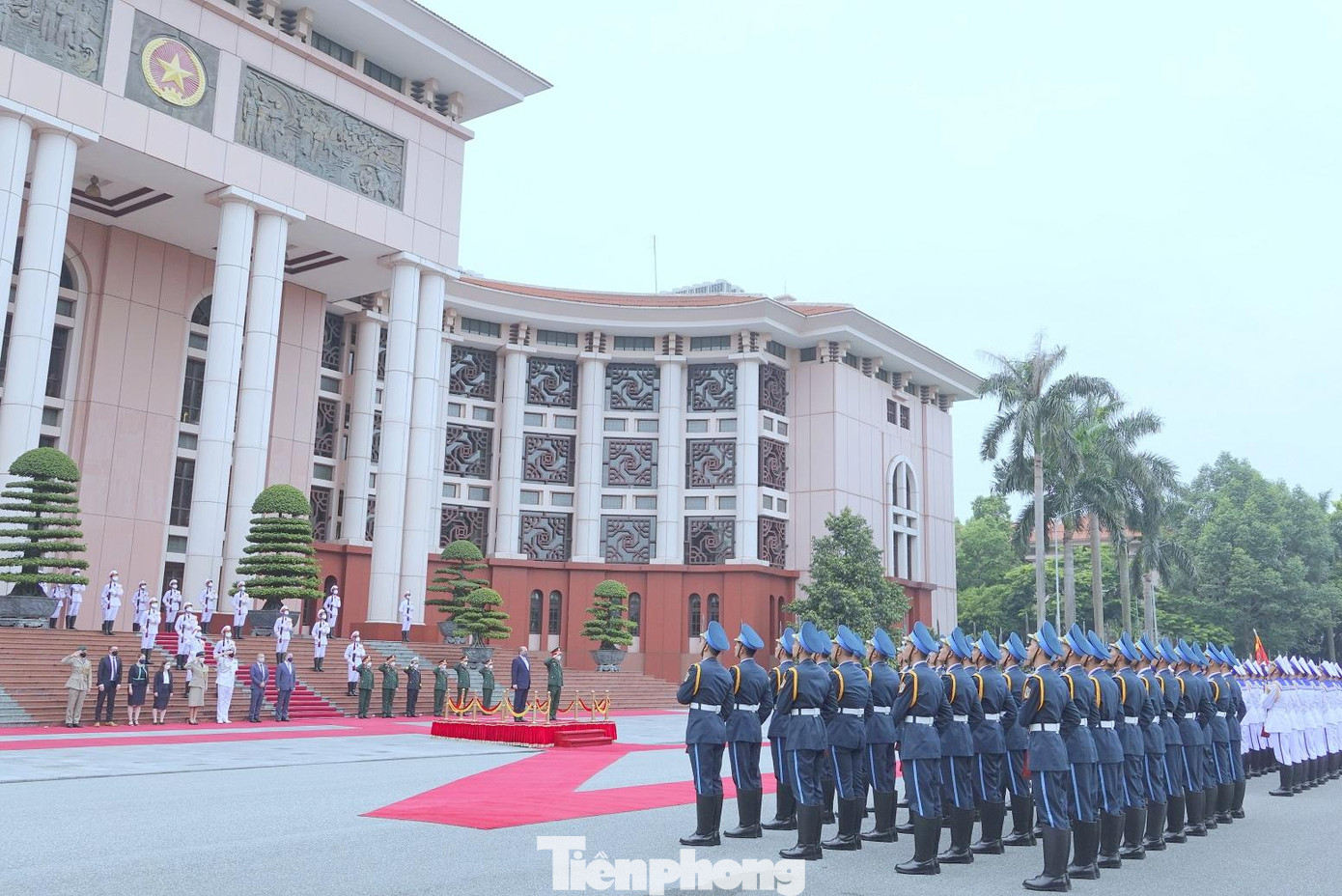 Toàn cảnh lễ đón đoàn đại biểu quân sự cấp cao Bộ Quốc phòng Vương quốc Anh. Ảnh: Nguyễn Minh