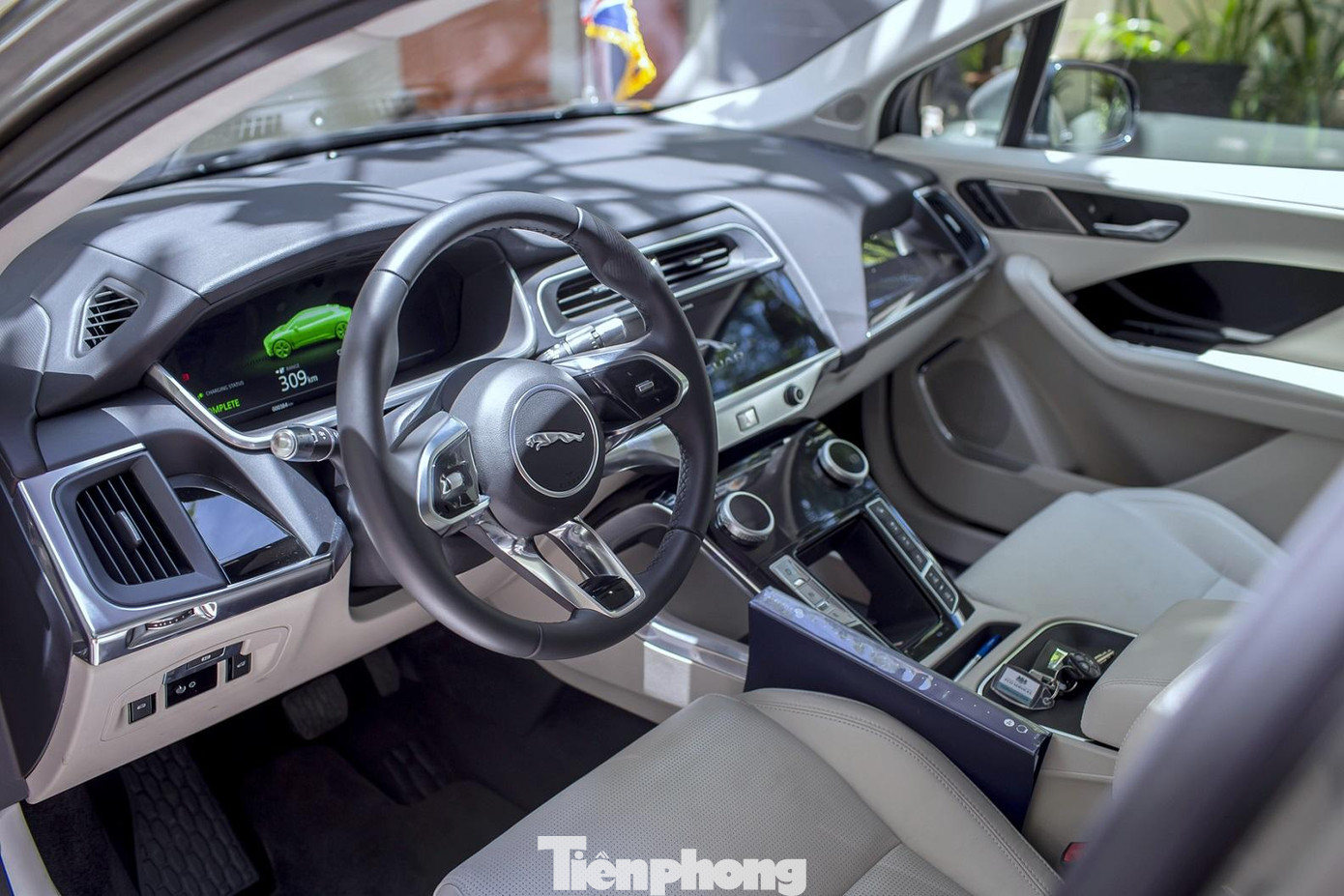 Bên trong chiếc xe chạy hoàn toàn chạy bằng điện Jaguar I-PACE đầu tiên tại Việt Nam