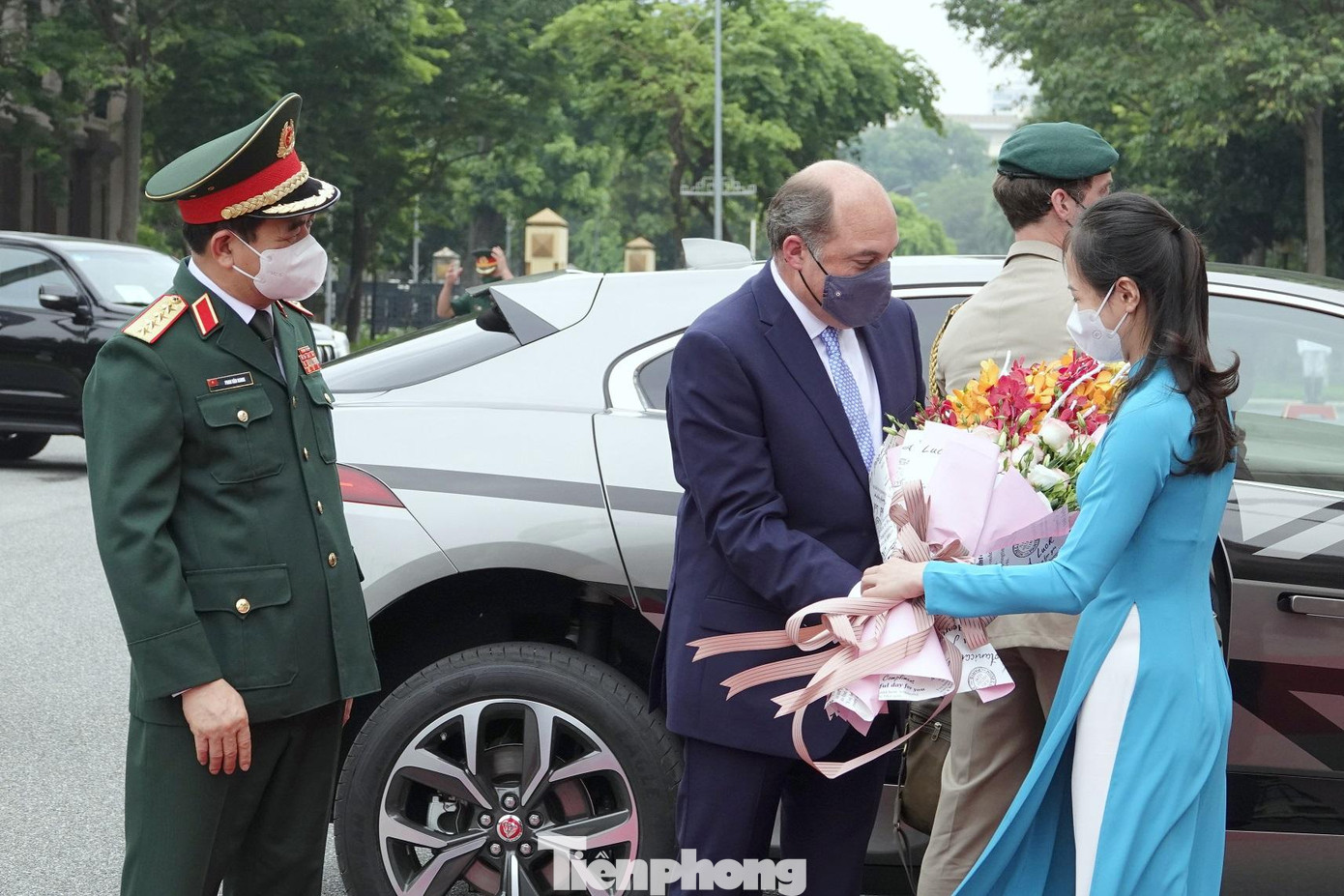 Lễ tân Bộ Quốc phòng Việt Nam tặng hoa chào đón ông Robert Ben Lobban Wallace tới dự hội đàm. Ảnh: Nguyễn Minh