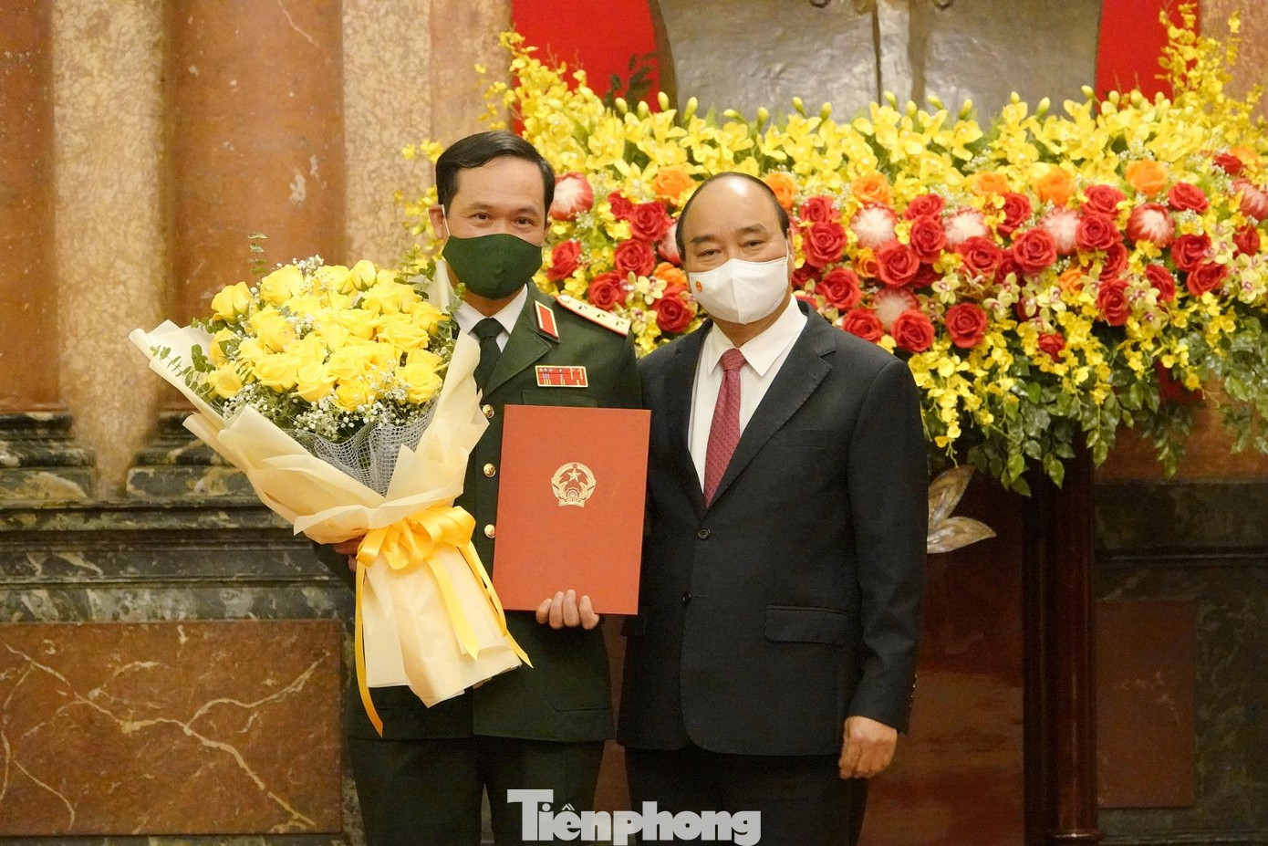 Chủ tịch nước trao quyết định cho Thượng tướng Vũ Hải Sản Chủ tịch nước trao quyết định cho Thượng tướng Vũ Hải Sản