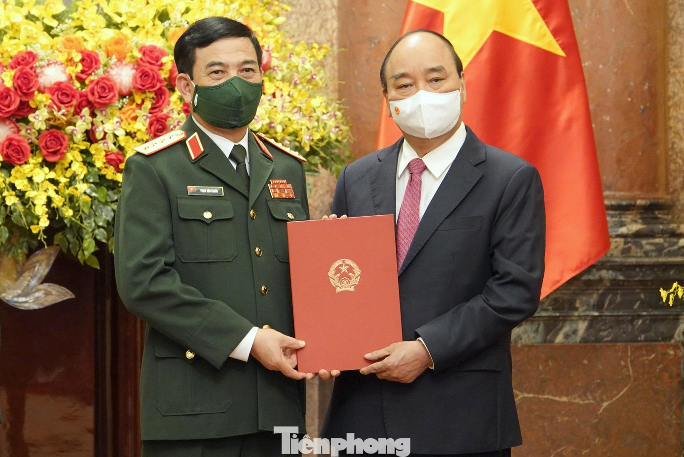 Chủ tịch nước trao quyết định thăng quân hàm cho Đại tướng Phan Văn Giang, chiều 12/7. Ảnh: Nguyễn Minh Chủ tịch nước trao quyết định thăng quân hàm cho Đại tướng Phan Văn Giang, chiều 12/7. Ảnh: Nguyễn Minh