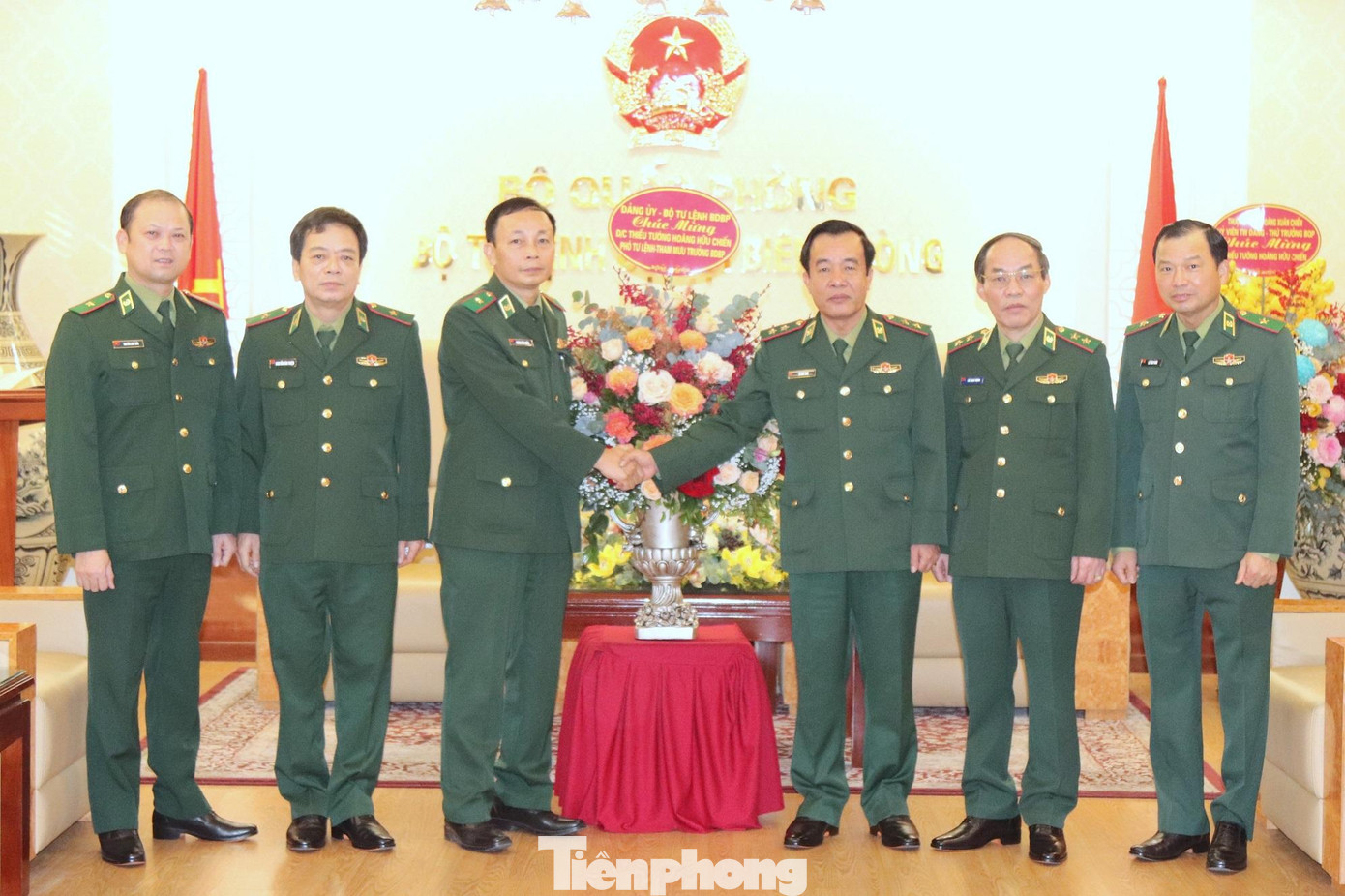 Đảng ủy, Bộ Tư lệnh BĐBP chúc mừng Thiếu tướng Hoàng Hữu Chiến đảm nhiệm chức vụ mới, ngày 7/12. Ảnh: PV Đảng ủy, Bộ Tư lệnh BĐBP chúc mừng Thiếu tướng Hoàng Hữu Chiến đảm nhiệm chức vụ mới, ngày 7/12. Ảnh: PV