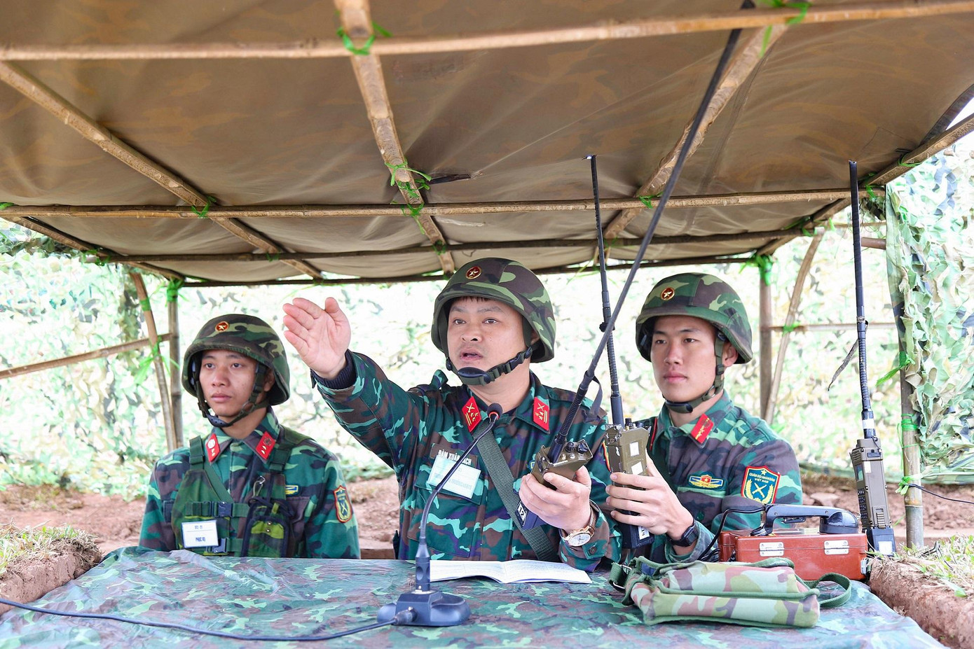 Chỉ huy Trung đoàn 12 chỉ huy các đơn vị xung phong đánh địch