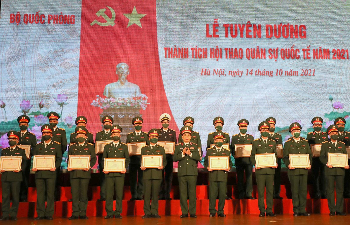Đại tướng Phan Văn Giang, Bộ trưởng Bộ Quốc phòng trao tặng Bằng khen cho các tập thể, cá nhân xuất sắc tại lễ tuyên dương.