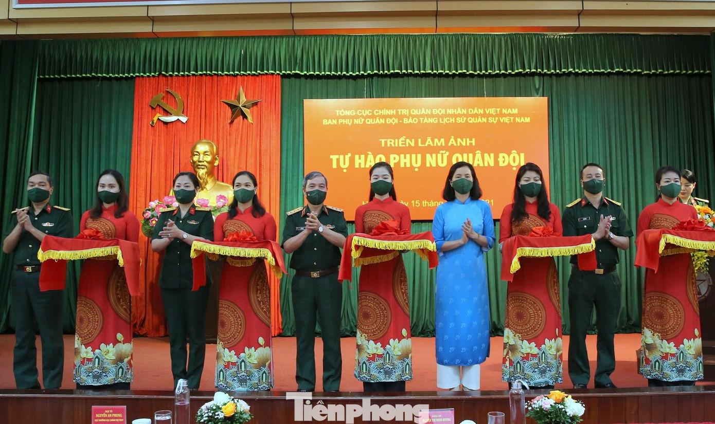 Các đại biểu cắt băng khai mạc triển lãm ảnh “Tự hào Phụ nữ Quân đội” năm 2021, chiều 15/10 Các đại biểu cắt băng khai mạc triển lãm ảnh “Tự hào Phụ nữ Quân đội” năm 2021, chiều 15/10