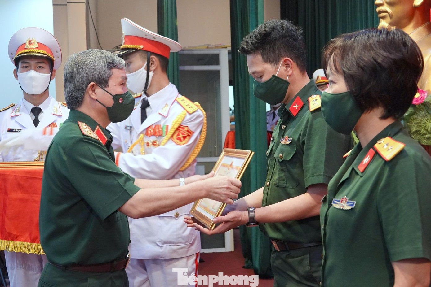 Thượng tướng Đỗ Căn tặng Bằng khen của Chủ nhiệm Tổng cục Chính trị QĐND Việt Nam cho các tác giả đạt giải A Thượng tướng Đỗ Căn tặng Bằng khen của Chủ nhiệm Tổng cục Chính trị QĐND Việt Nam cho các tác giả đạt giải A