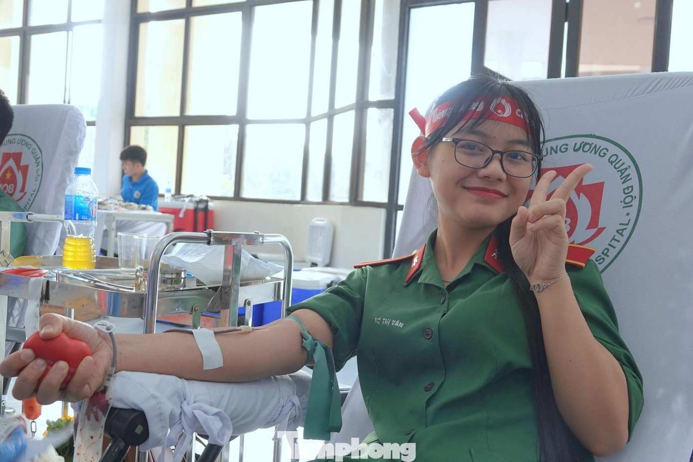 Tác phẩm “Lan tỏa yêu thương” của nhà báo Nguyễn Minh (Báo Tiền Phong) trưng bày tại triển lãm Tác phẩm “Lan tỏa yêu thương” của nhà báo Nguyễn Minh (Báo Tiền Phong) trưng bày tại triển lãm