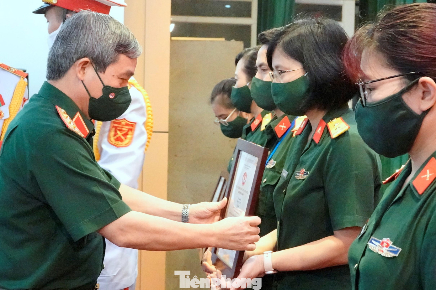 Thượng tướng Đỗ Căn trao Chứng nhận của Chủ nhiệm Tổng cục Chính trị QĐND Việt Nam cho các tác giả có tác phẩm tiêu biểu được trưng bày tại triển lãm Thượng tướng Đỗ Căn trao Chứng nhận của Chủ nhiệm Tổng cục Chính trị QĐND Việt Nam cho các tác giả có tác phẩm tiêu biểu được trưng bày tại triển lãm