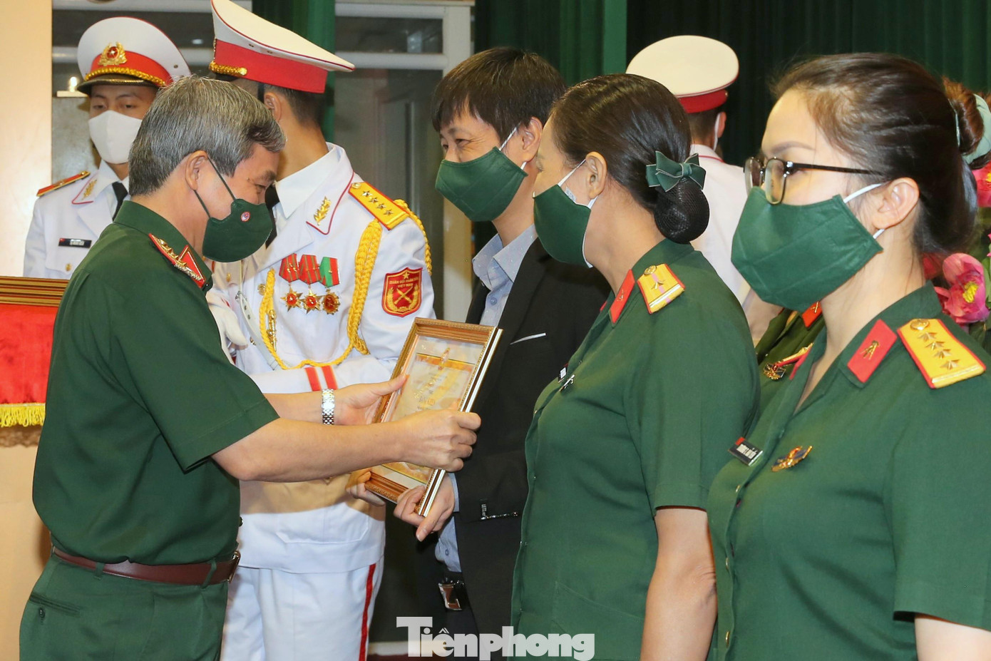 Thượng tướng Đỗ Căn, Phó Chủ nhiệm Tổng cục Chính trị QĐND Việt Nam trao tặng Bằng khen của Chủ nhiệm Tổng cục Chính trị QĐND Việt Nam cho nhà báo Nguyễn Minh (Báo Tiền Phong) và các tác giả đạt giải Thượng tướng Đỗ Căn, Phó Chủ nhiệm Tổng cục Chính trị QĐND Việt Nam trao tặng Bằng khen của Chủ nhiệm Tổng cục Chính trị QĐND Việt Nam cho nhà báo Nguyễn Minh (Báo Tiền Phong) và các tác giả đạt giải