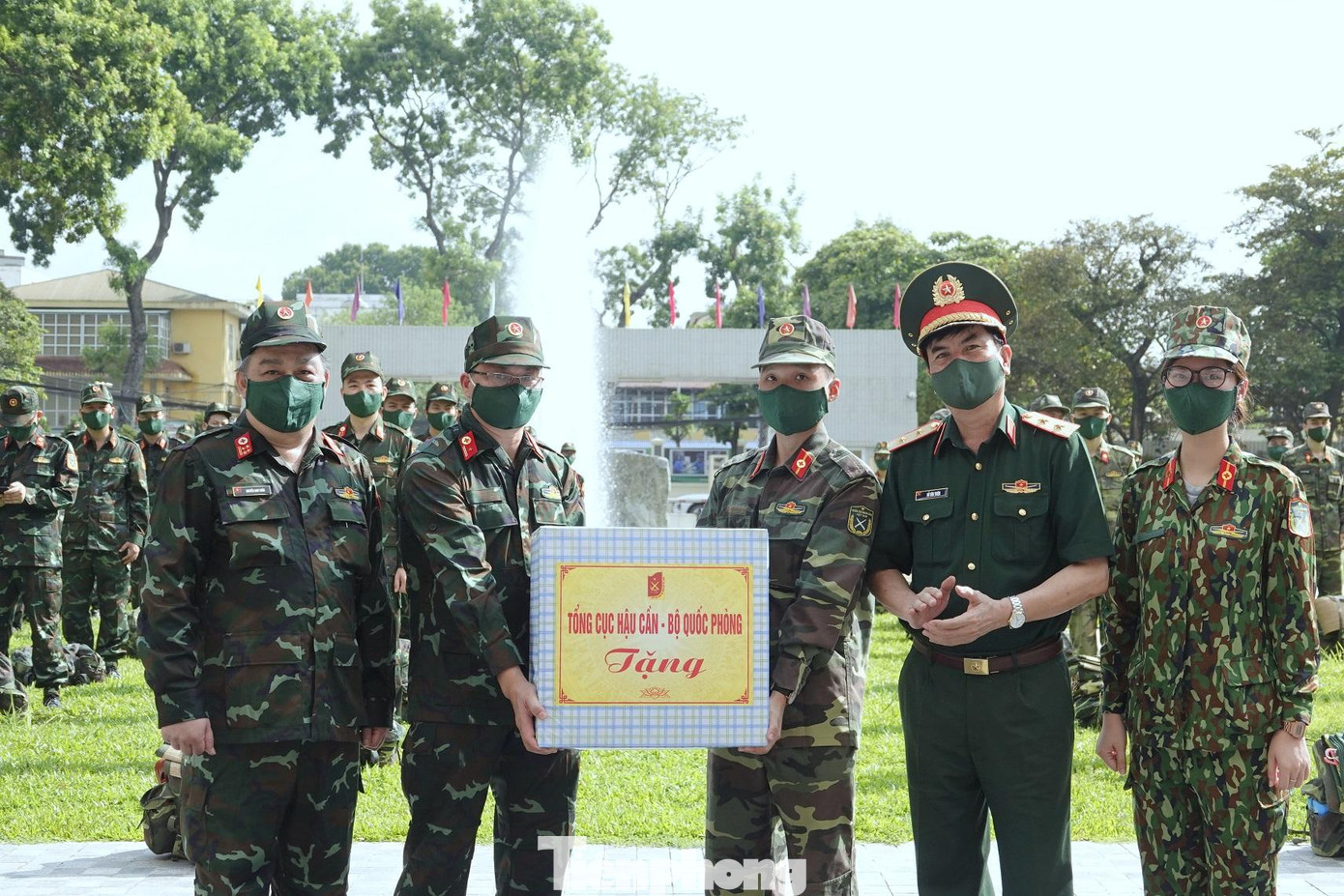 Tới dự và chỉ đạo lễ xuất quân, Trung tướng Đỗ Văn Thiện, Chính ủy Tổng cục Hậu cần đã trao tặng quà cho đoàn công tác