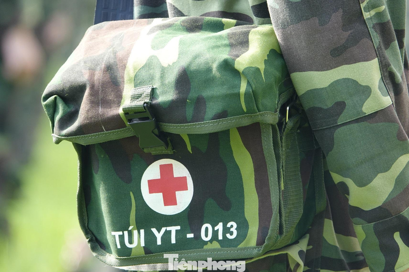 Ngoài quân trang, đội hình tăng cường còn mang theo túi y tế cá nhân