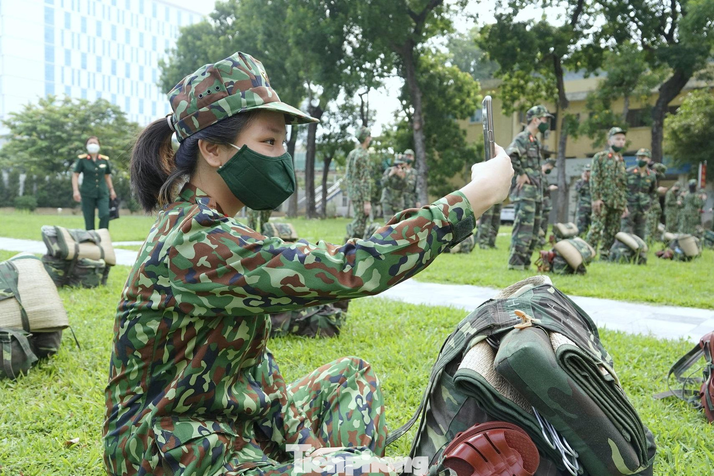 Nữ học viên Cao Thị Lân tranh thủ lưu giữ khoảnh khắc trước giờ lên đường để gửi cho bố mẹ ở quê Nữ học viên Cao Thị Lân tranh thủ lưu giữ khoảnh khắc trước giờ lên đường để gửi cho bố mẹ ở quê