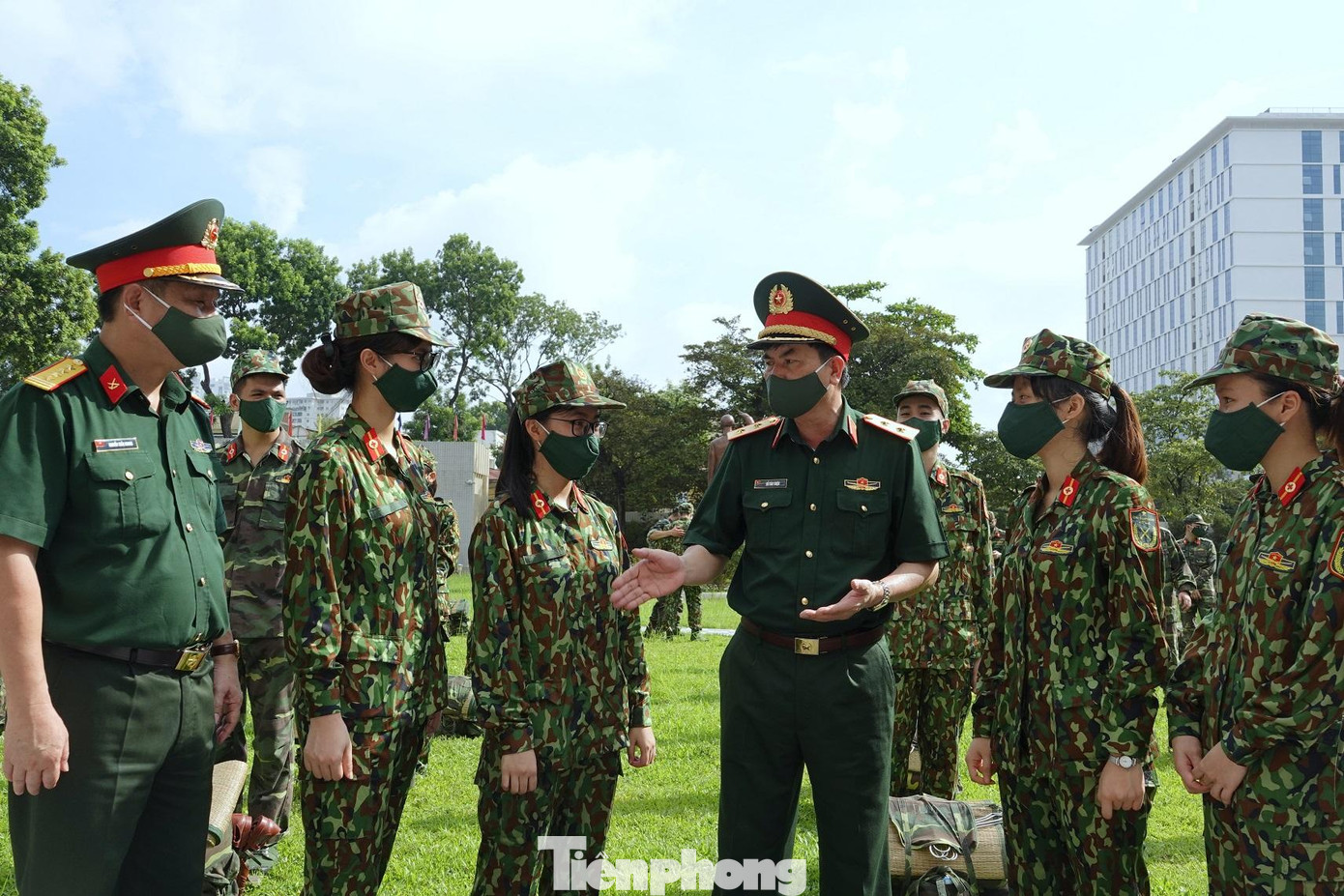 Lãnh đạo Tổng cục Hậu cần trò chuyện với các học viên trước giờ xuất quân