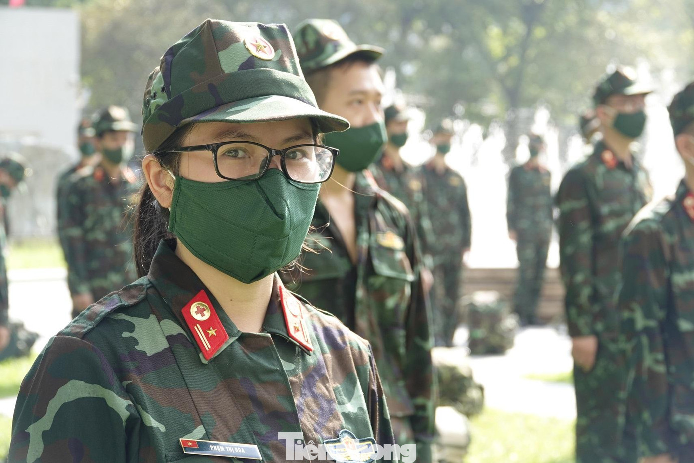 Một trong nhiều nữ bác sĩ quân y vào Nam chống dịch trong sáng nay