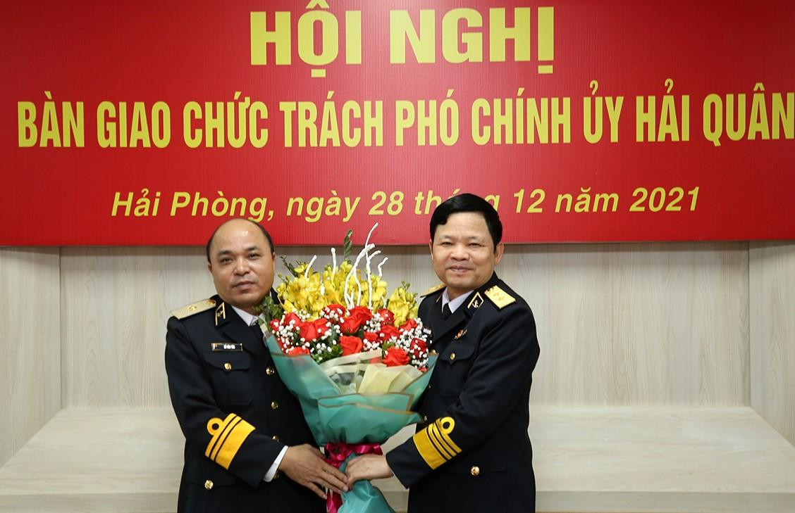Trung tướng Nguyễn Văn Bổng, Chính ủy Hải quân tặng hoa chúc mừng Chuẩn Đô đốc Đỗ Văn Yên. Ảnh: Duy Khánh