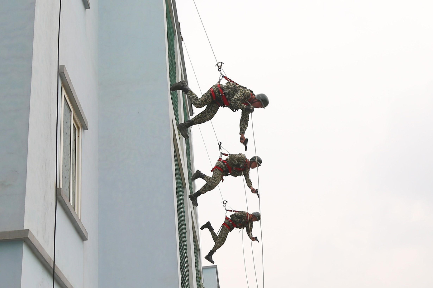 Thực hành kỹ thuật thả chạy vuông góc trên tường nhà cao tầng của lực lượng chống khủng bố Thực hành kỹ thuật thả chạy vuông góc trên tường nhà cao tầng của lực lượng chống khủng bố