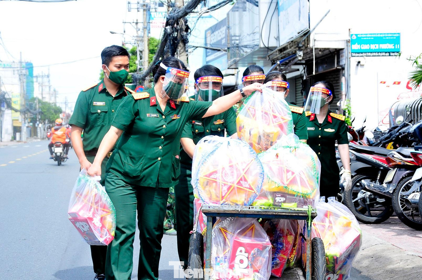 Các phần quà gồm lồng đèn, bánh trung thu… đã được các đơn vị trao tặng tại phường 11, quận 3, TPHCM trong sáng 18/9. Ảnh: BTL TPHCM