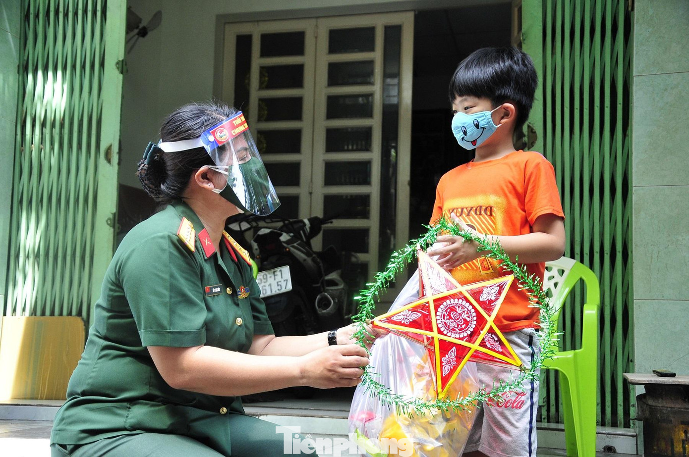 Những món quà mang ý nghĩa động lực tinh thần mạnh mẽ để các em nhỏ trong năm học mới tiếp tục nuôi dưỡng hoài bão, thắp sáng ước mơ, không ngừng rèn luyện, học tập, làm nhiều việc tốt, trở thành con ngoan, trò giỏi và phát triển toàn diện. Ảnh: BTL TPHCM
