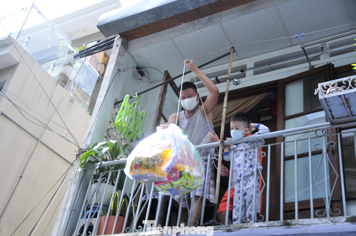 Phụ huynh và các em nhỏ háo hức đón nhận các phần quà chứ đựng tình cảm quân dân đậm sâu. Ảnh: BTL TPHCM