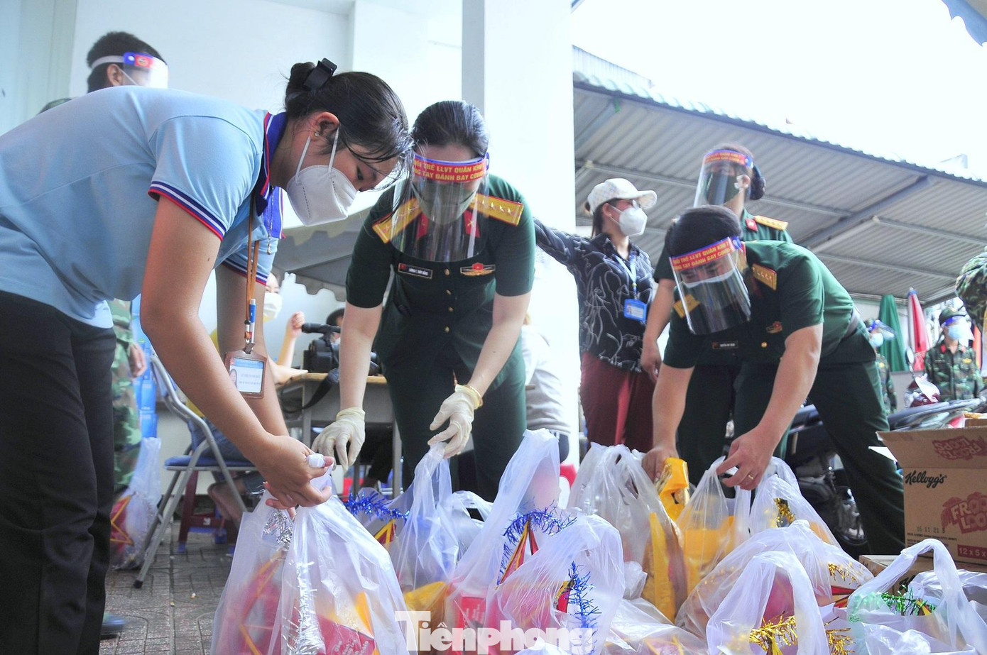 Hội Phụ nữ Bộ tư lệnh TPHCM và Hội Thiện nguyện Bình An chuẩn bị các phần quà.