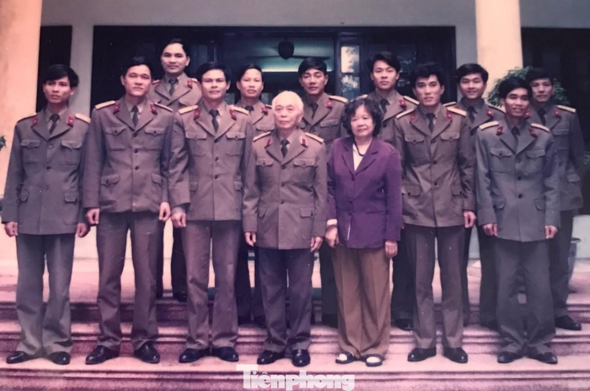Đại tướng Võ Nguyên Giáp và phu nhân chụp ảnh cùng Thượng tá Tuyến và cán bộ làm việc tại Khu Di tích K9 vào đầu xuân 1999. Ảnh: NVCC Đại tướng Võ Nguyên Giáp và phu nhân chụp ảnh cùng Thượng tá Tuyến và cán bộ làm việc tại Khu Di tích K9 vào đầu xuân 1999. Ảnh: NVCC