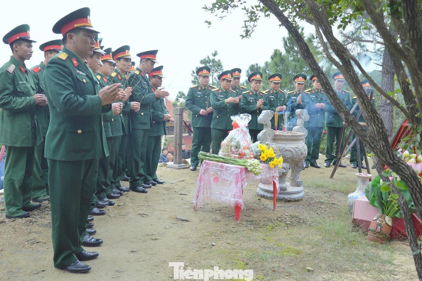 Cán bộ, chiến sĩ Lữ đoàn 144 vào Quảng Bình viếng mộ Đại tướng Võ Nguyên Giáp tại Vũng Chùa - Đảo Yến, năm 2014