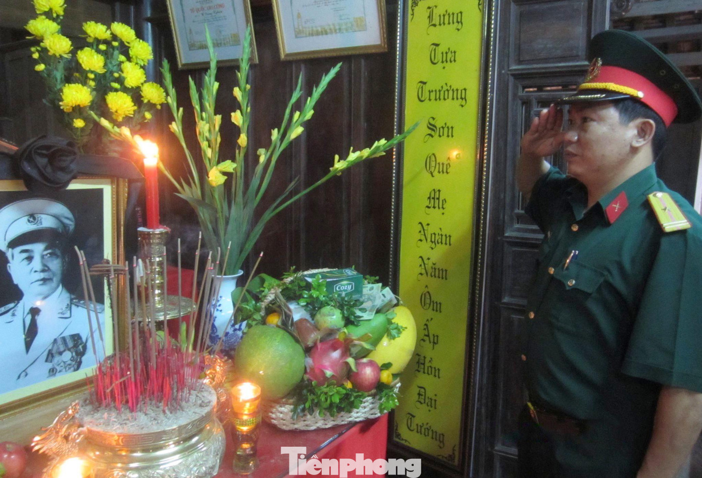 Dịp thất tuần của Đại tướng Võ Nguyên Giáp, Trung đội trưởng Trung đội trực tiếp bảo vệ Khoa A11 Nguyễn Tiến Ngành có vinh dự được văn phòng Đại tướng mời đi thắp hương tại quê hương Quảng Bình và đến thăm căn nhà nơi chôn nhau cắt rốn của Đại tướng.