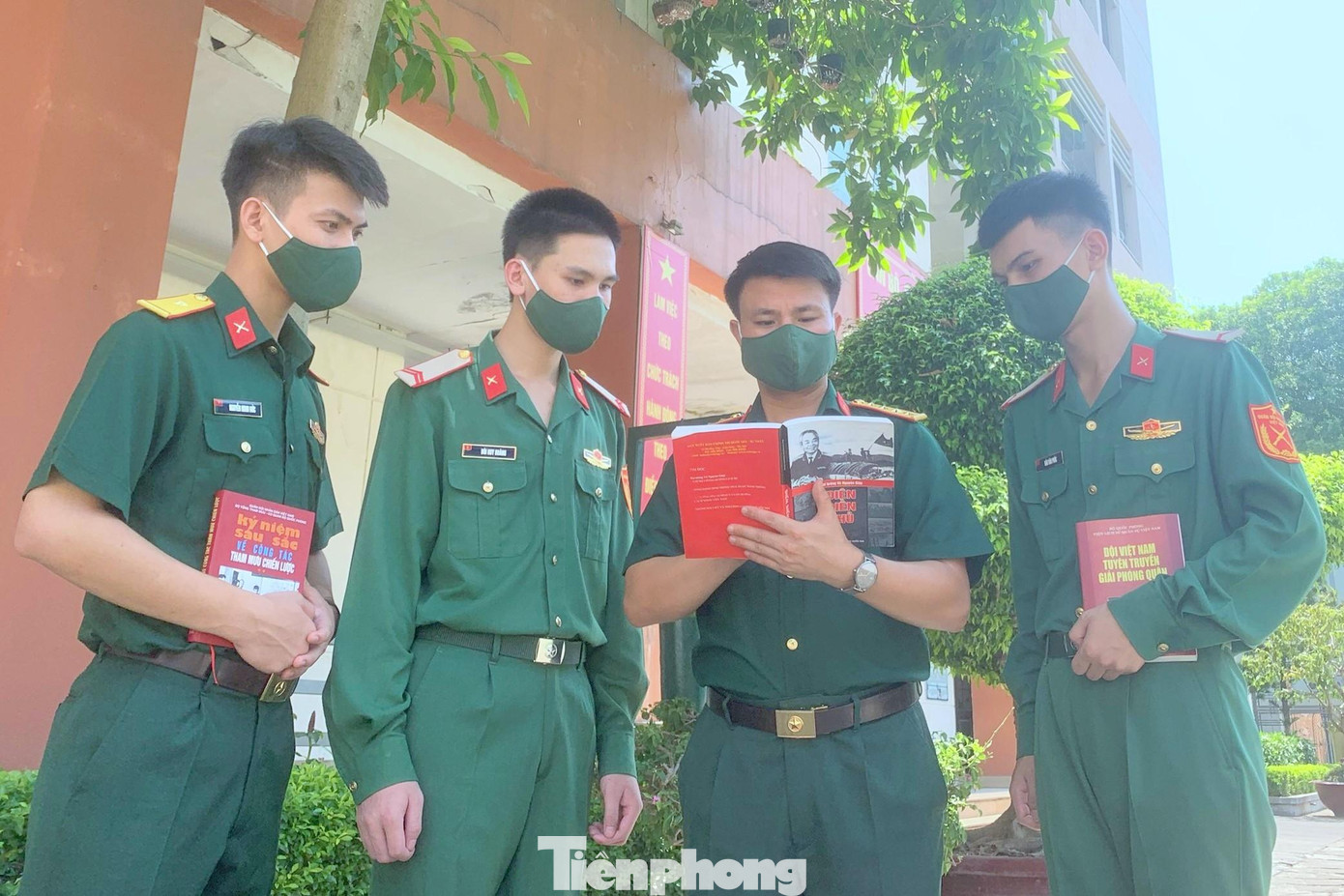 Cán bộ, ĐVTN Liên Chi đoàn Tiểu đoàn 1 (Đoàn cơ sở Lữ đoàn 144) trao đổi về các hoạt động hướng tới kỷ niệm 110 năm ngày sinh Đại tướng, tháng 8/2021