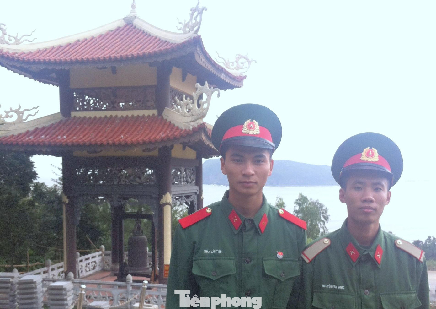 Ngày 6/9/2013, sức khỏe của Đại tướng không được tốt, cần được tiếp thêm máu, hai chiến sĩ Trần Văn Tiệp và Nguyễn Văn Ngọc thuộc trung đội bảo vệ Khoa A11 may mắn có nhóm máu phù hợp và tình nguyện hiến máu cho Đại tướng điều trị. Sau khi Đại tướng qua đời, hai chiến sĩ được chỉ huy tạo tổ chức chuyến đi vào Quảng Bình thắp hương cho Đại tướng.