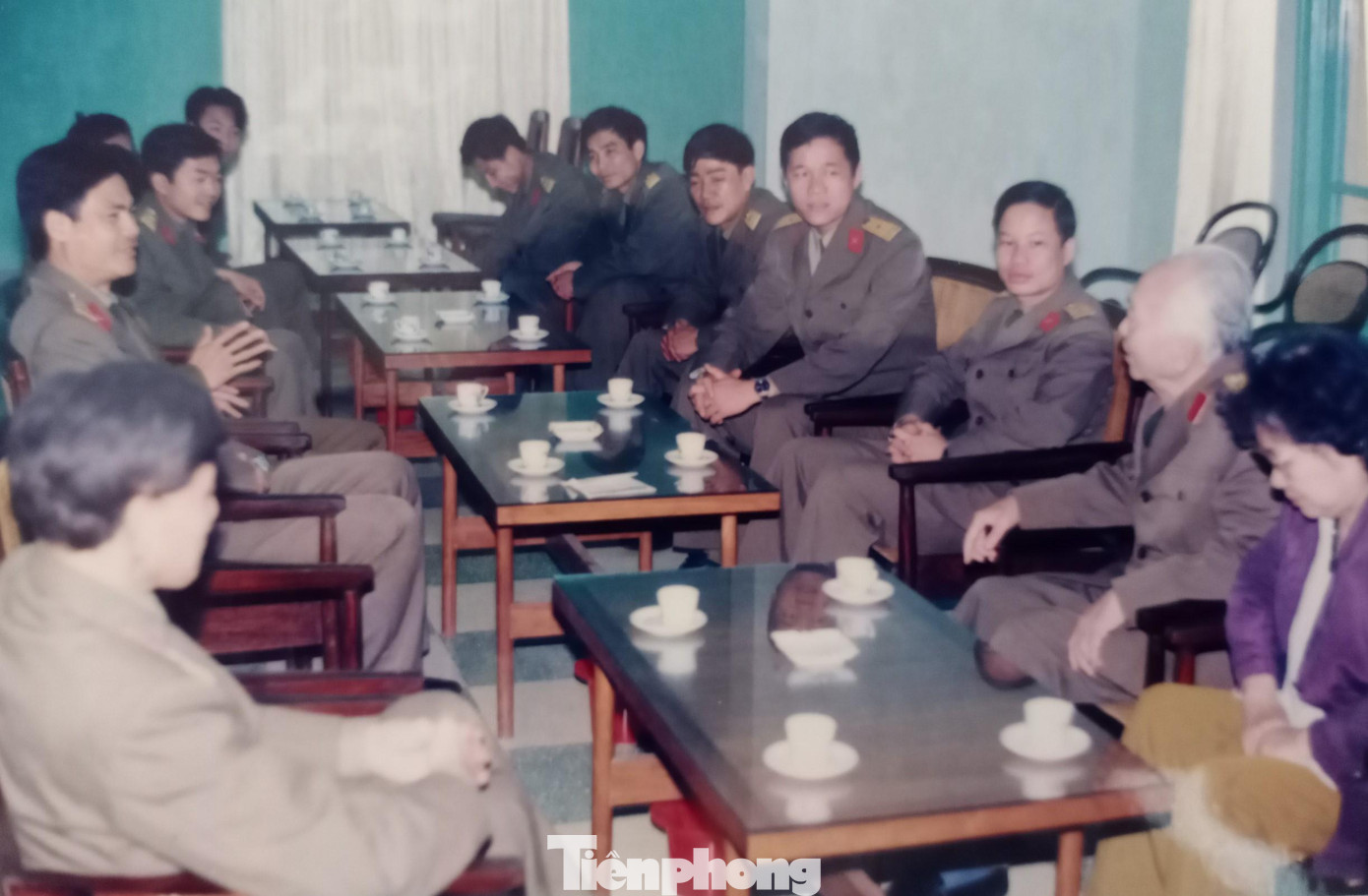 Đại tướng Võ Nguyên Giáp nói chuyện với cán bộ Đoàn 285 và Đoàn 275 khi lên thăm Khu di tích K9. Ảnh: NVCC Đại tướng Võ Nguyên Giáp nói chuyện với cán bộ Đoàn 285 và Đoàn 275 khi lên thăm Khu di tích K9. Ảnh: NVCC