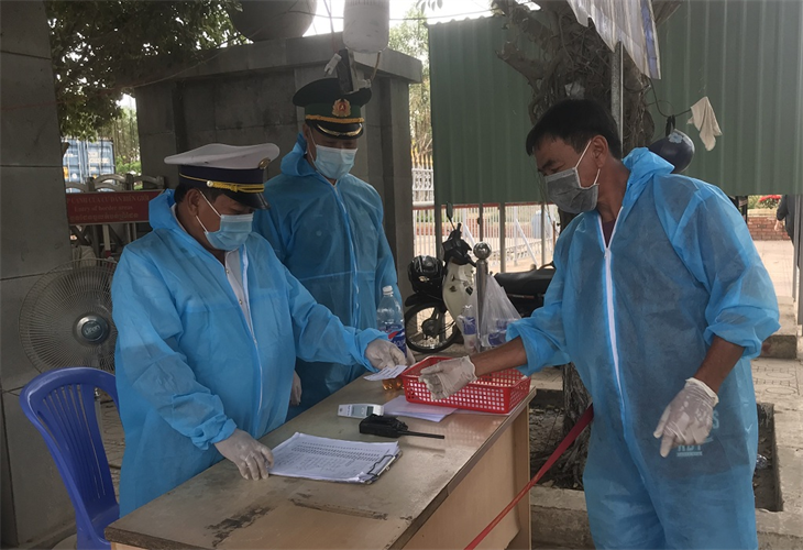 Cán bộ Đồn Biên phòng cửa khẩu quốc tế Mộc Bài (Tây Ninh) phối hợp với lực lượng chức năng kiểm soát người ra vào khu vực cửa khẩu. Ảnh: Đăng Bảy