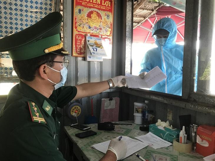 BĐBP An Giang kiểm tra, làm thủ tục cho người người từ Campuchia về Việt Nam qua cửa khẩu Long Bình (An Giang). Ảnh: Đăng Bảy