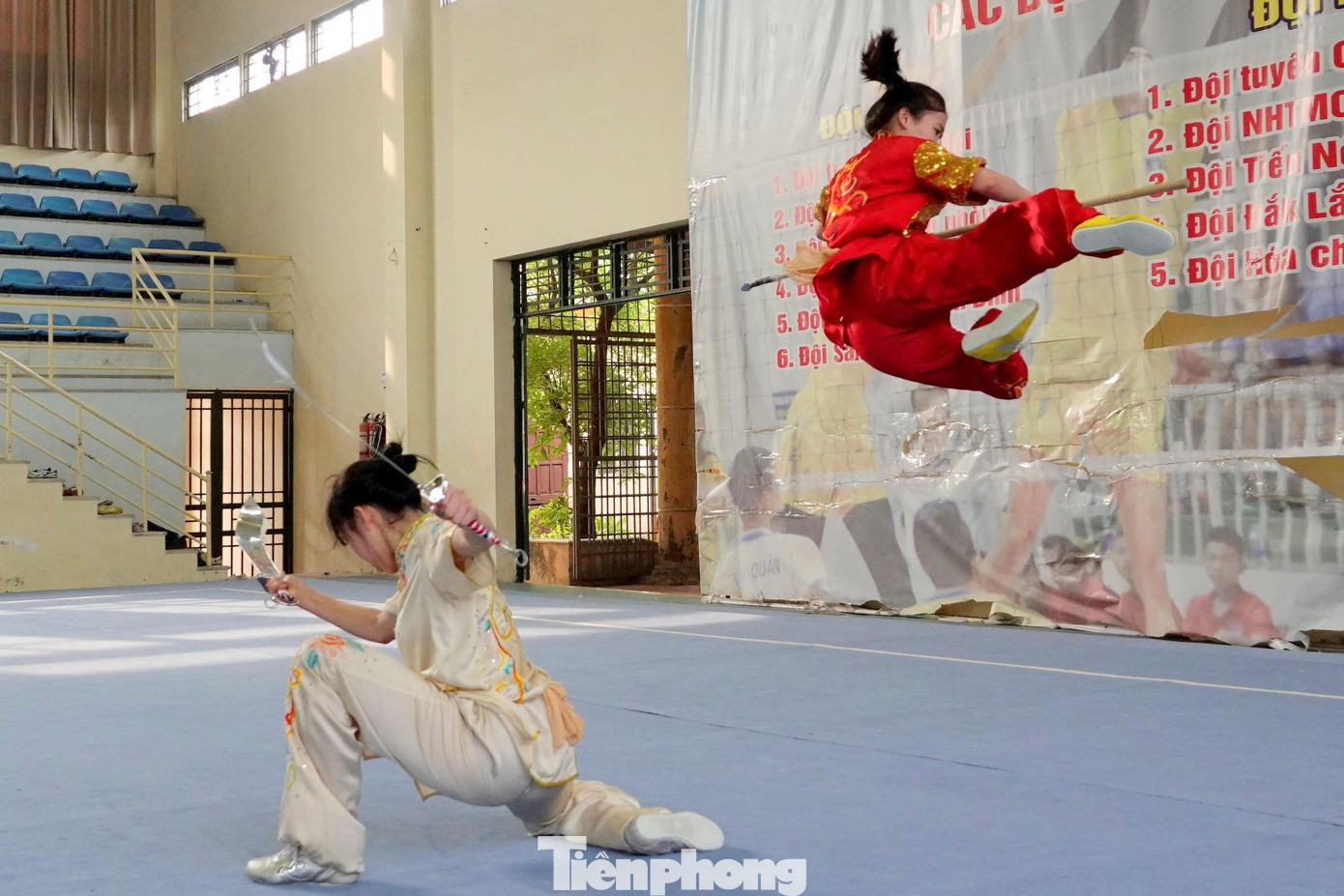 Hai VĐV Nguyễn Kiều Anh (áo đỏ) và Nguyễn Thị Ánh biểu diễn song đấu đao, thương. Ảnh: Nguyễn Minh