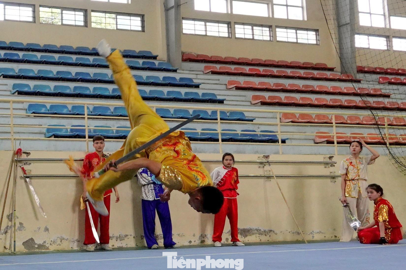 Một pha nhào lộn đẹp mắt của VĐV Lã Thanh Hà Sơn trong bài biểu diễn kiếm thuật. Ảnh: Nguyễn Minh