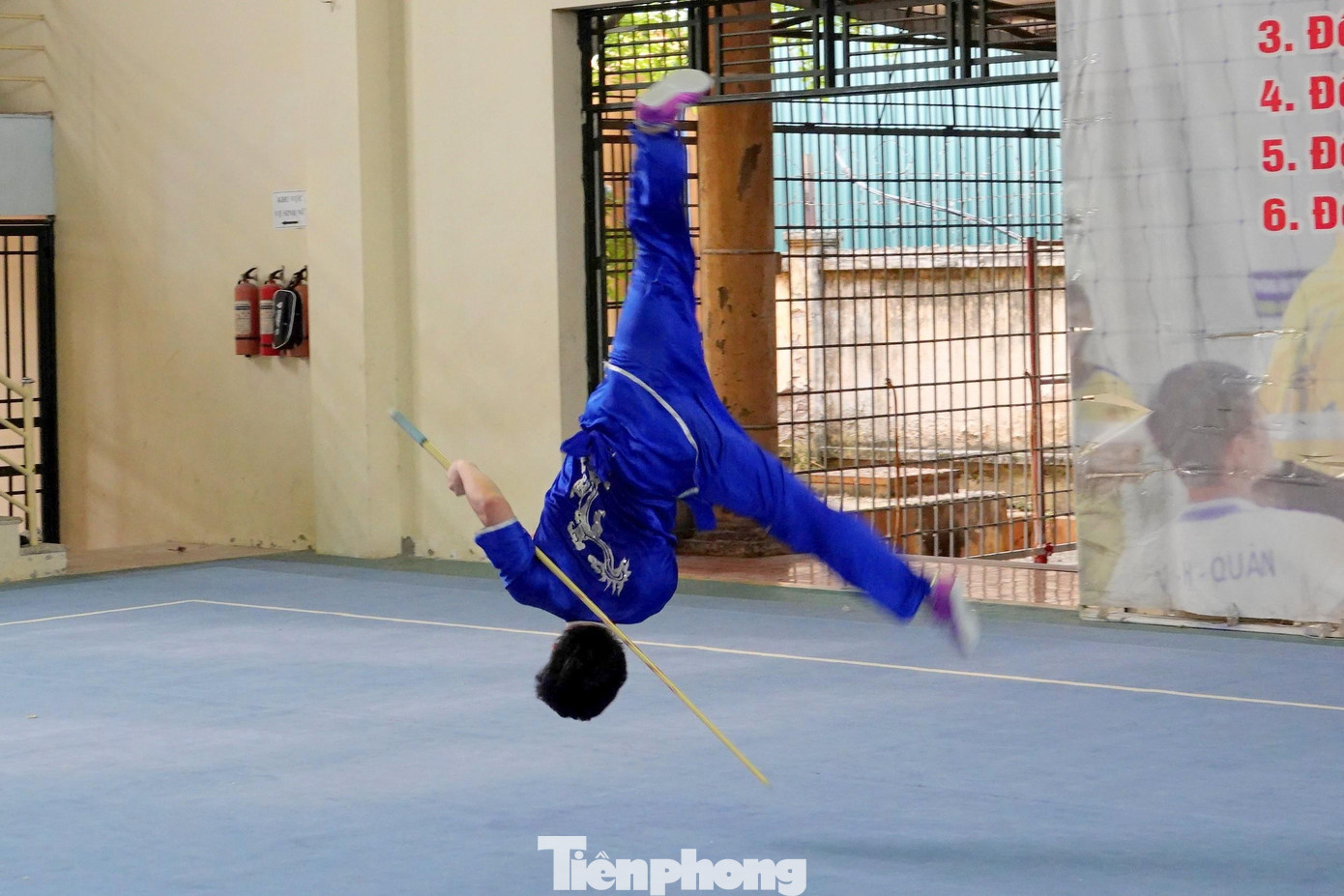 Lộn người đẹp mắt khi biểu diễn côn thuật