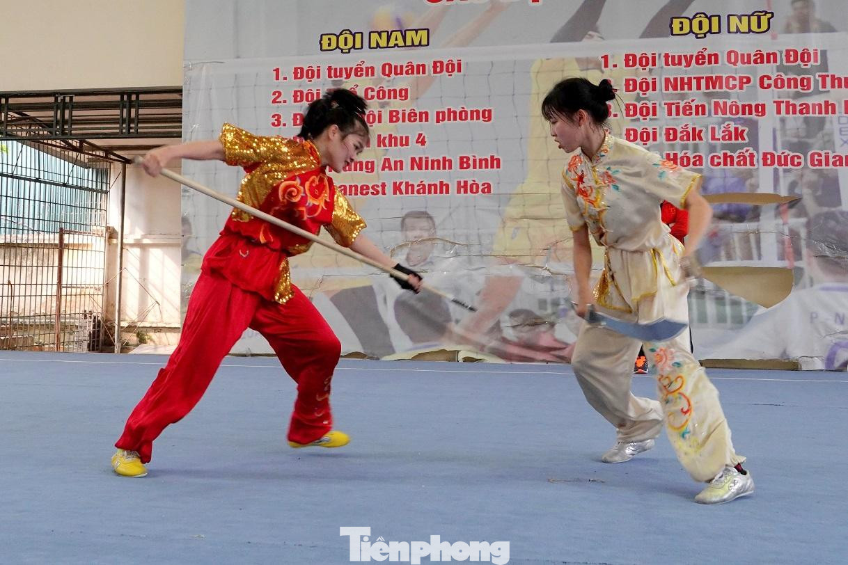 Hai VĐV Nguyễn Kiều Anh (áo đỏ) và Nguyễn Thị Ánh biểu diễn song đấu đao, thương. Ảnh: Nguyễn Minh