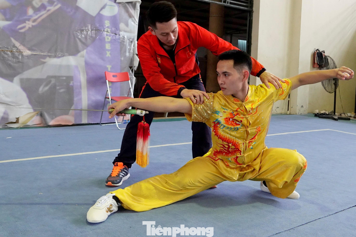 Đội trưởng kiêm huấn luyện viên trưởng Trần Xuân Hiệp hướng dẫn động tác chuẩn cho học trò. Ảnh: Nguyễn Minh